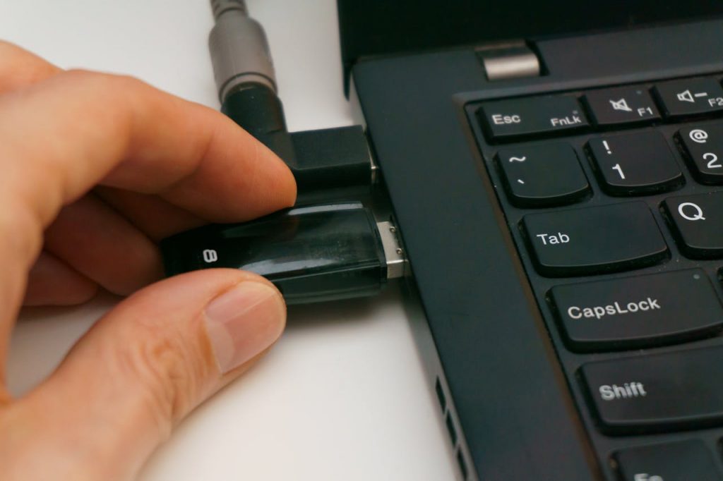 The Photo Stick Gadget Backs Up All Your Files Into Your Computer