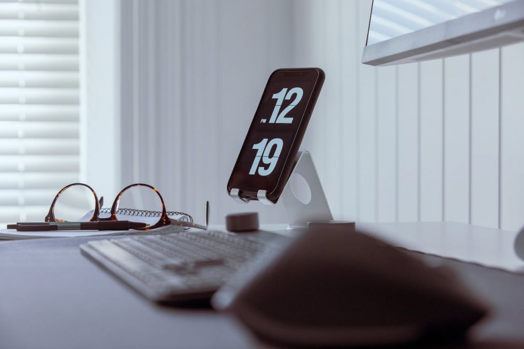 Best 8 Flip Clock Applications to Customize Your Phone's Desktop